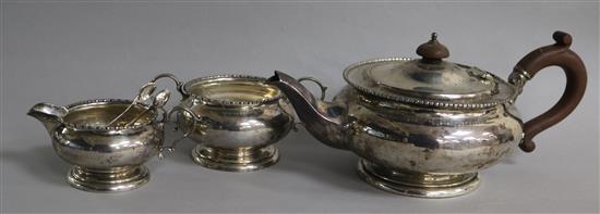 A George V silver three piece tea set by William Neale Ltd, Birmingham, 1926, gross 19oz.